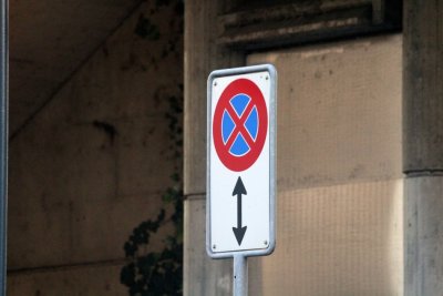 Знак "Остановка запрещена": зона действия и исключения. Дорожные знаки "Стоянка запрещена" и "Остановка запрещена": разница между ними
