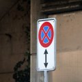 Знак "Остановка запрещена": зона действия и исключения. Дорожные знаки "Стоянка запрещена" и "Остановка запрещена": разница между ними